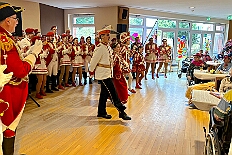 01 Senioren Hewag 2026-02-07 03  Samstags Tour, 7. Februar - Mittags begann unsere Tour, insgesamt 7 Auftritte, im Hewag Seniorenstift an der Karl-Jarres-Straße. Es folgte dann im Karl Martin Haus bei den Jungschützen, begleitet von unserer Minigarde, der nächste Termin. Nach sportlichen Stop dann beim OSC in Rheinhausen ging es zur Mädchensitzung von Rot-Weiß Hamborn-Marxloh. Von dort in die City, einmal zur die Galasitzung der Bürgergarde im WYNDHAM Hotel und dann die Damensitzung vom Sonnigen Süden. Zum Schluss war dann noch das Kostümfest der „Hippen“ in Großenbaum.