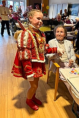 01 Senioren Hewag 2026-02-07 04  Samstags Tour, 7. Februar - Mittags begann unsere Tour, insgesamt 7 Auftritte, im Hewag Seniorenstift an der Karl-Jarres-Straße. Es folgte dann im Karl Martin Haus bei den Jungschützen, begleitet von unserer Minigarde, der nächste Termin. Nach sportlichen Stop dann beim OSC in Rheinhausen ging es zur Mädchensitzung von Rot-Weiß Hamborn-Marxloh. Von dort in die City, einmal zur die Galasitzung der Bürgergarde im WYNDHAM Hotel und dann die Damensitzung vom Sonnigen Süden. Zum Schluss war dann noch das Kostümfest der „Hippen“ in Großenbaum.