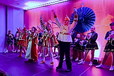 02 Jungsch Buchholz 2026-02-07 03  Samstags Tour, 7. Februar - Mittags begann unsere Tour, insgesamt 7 Auftritte, im Hewag Seniorenstift an der Karl-Jarres-Straße. Es folgte dann im Karl Martin Haus bei den Jungschützen, begleitet von unserer Minigarde, der nächste Termin. Nach sportlichen Stop dann beim OSC in Rheinhausen ging es zur Mädchensitzung von Rot-Weiß Hamborn-Marxloh. Von dort in die City, einmal zur die Galasitzung der Bürgergarde im WYNDHAM Hotel und dann die Damensitzung vom Sonnigen Süden. Zum Schluss war dann noch das Kostümfest der „Hippen“ in Großenbaum.