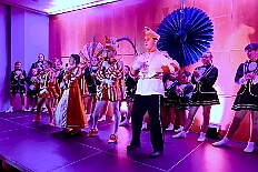 02 Jungsch Buchholz 2026-02-07 04  Samstags Tour, 7. Februar - Mittags begann unsere Tour, insgesamt 7 Auftritte, im Hewag Seniorenstift an der Karl-Jarres-Straße. Es folgte dann im Karl Martin Haus bei den Jungschützen, begleitet von unserer Minigarde, der nächste Termin. Nach sportlichen Stop dann beim OSC in Rheinhausen ging es zur Mädchensitzung von Rot-Weiß Hamborn-Marxloh. Von dort in die City, einmal zur die Galasitzung der Bürgergarde im WYNDHAM Hotel und dann die Damensitzung vom Sonnigen Süden. Zum Schluss war dann noch das Kostümfest der „Hippen“ in Großenbaum.