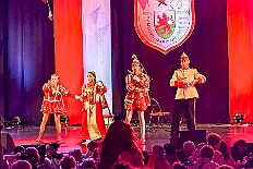 04 Maedchens RWHambMarx 2026-02-07 02  Samstags Tour, 7. Februar - Mittags begann unsere Tour, insgesamt 7 Auftritte, im Hewag Seniorenstift an der Karl-Jarres-Straße. Es folgte dann im Karl Martin Haus bei den Jungschützen, begleitet von unserer Minigarde, der nächste Termin. Nach sportlichen Stop dann beim OSC in Rheinhausen ging es zur Mädchensitzung von Rot-Weiß Hamborn-Marxloh. Von dort in die City, einmal zur die Galasitzung der Bürgergarde im WYNDHAM Hotel und dann die Damensitzung vom Sonnigen Süden. Zum Schluss war dann noch das Kostümfest der „Hippen“ in Großenbaum.