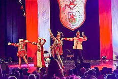 04 Maedchens RWHambMarx 2026-02-07 03  Samstags Tour, 7. Februar - Mittags begann unsere Tour, insgesamt 7 Auftritte, im Hewag Seniorenstift an der Karl-Jarres-Straße. Es folgte dann im Karl Martin Haus bei den Jungschützen, begleitet von unserer Minigarde, der nächste Termin. Nach sportlichen Stop dann beim OSC in Rheinhausen ging es zur Mädchensitzung von Rot-Weiß Hamborn-Marxloh. Von dort in die City, einmal zur die Galasitzung der Bürgergarde im WYNDHAM Hotel und dann die Damensitzung vom Sonnigen Süden. Zum Schluss war dann noch das Kostümfest der „Hippen“ in Großenbaum.