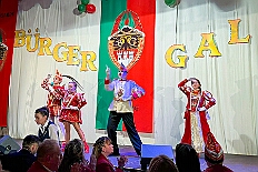 05 Buergergala 2026-02-07 05  Samstags Tour, 7. Februar - Mittags begann unsere Tour, insgesamt 7 Auftritte, im Hewag Seniorenstift an der Karl-Jarres-Straße. Es folgte dann im Karl Martin Haus bei den Jungschützen, begleitet von unserer Minigarde, der nächste Termin. Nach sportlichen Stop dann beim OSC in Rheinhausen ging es zur Mädchensitzung von Rot-Weiß Hamborn-Marxloh. Von dort in die City, einmal zur die Galasitzung der Bürgergarde im WYNDHAM Hotel und dann die Damensitzung vom Sonnigen Süden. Zum Schluss war dann noch das Kostümfest der „Hippen“ in Großenbaum.