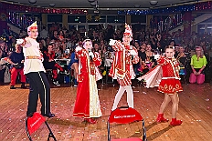 06 Damens SonniSued 2026-02-07 07  Samstags Tour, 7. Februar - Mittags begann unsere Tour, insgesamt 7 Auftritte, im Hewag Seniorenstift an der Karl-Jarres-Straße. Es folgte dann im Karl Martin Haus bei den Jungschützen, begleitet von unserer Minigarde, der nächste Termin. Nach sportlichen Stop dann beim OSC in Rheinhausen ging es zur Mädchensitzung von Rot-Weiß Hamborn-Marxloh. Von dort in die City, einmal zur die Galasitzung der Bürgergarde im WYNDHAM Hotel und dann die Damensitzung vom Sonnigen Süden. Zum Schluss war dann noch das Kostümfest der „Hippen“ in Großenbaum. : DVPJ, Toni I, Kinderprinz Juls I., Juls I., Prinzessin, Aileen I., Prinzessin Aileen I., HDK, Duisburg, Karneval, Helau, Tollität, Event, Session 2025, Session 2026, Hauptausschuss, Gemeinschaft, Hauptausschuss Karneval Duisburg, Duisburg ist echt