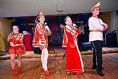 06 Damens SonniSued 2026-02-07 09  Samstags Tour, 7. Februar - Mittags begann unsere Tour, insgesamt 7 Auftritte, im Hewag Seniorenstift an der Karl-Jarres-Straße. Es folgte dann im Karl Martin Haus bei den Jungschützen, begleitet von unserer Minigarde, der nächste Termin. Nach sportlichen Stop dann beim OSC in Rheinhausen ging es zur Mädchensitzung von Rot-Weiß Hamborn-Marxloh. Von dort in die City, einmal zur die Galasitzung der Bürgergarde im WYNDHAM Hotel und dann die Damensitzung vom Sonnigen Süden. Zum Schluss war dann noch das Kostümfest der „Hippen“ in Großenbaum. : DVPJ, Toni I, Kinderprinz Juls I., Juls I., Prinzessin, Aileen I., Prinzessin Aileen I., HDK, Duisburg, Karneval, Helau, Tollität, Event, Session 2025, Session 2026, Hauptausschuss, Gemeinschaft, Hauptausschuss Karneval Duisburg, Duisburg ist echt