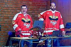 07 Kostuems HippeHoeh 2026-02-07 02  Samstags Tour, 7. Februar - Mittags begann unsere Tour, insgesamt 7 Auftritte, im Hewag Seniorenstift an der Karl-Jarres-Straße. Es folgte dann im Karl Martin Haus bei den Jungschützen, begleitet von unserer Minigarde, der nächste Termin. Nach sportlichen Stop dann beim OSC in Rheinhausen ging es zur Mädchensitzung von Rot-Weiß Hamborn-Marxloh. Von dort in die City, einmal zur die Galasitzung der Bürgergarde im WYNDHAM Hotel und dann die Damensitzung vom Sonnigen Süden. Zum Schluss war dann noch das Kostümfest der „Hippen“ in Großenbaum.