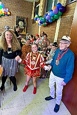 07 Kostuems HippeHoeh 2026-02-07 10  Samstags Tour, 7. Februar - Mittags begann unsere Tour, insgesamt 7 Auftritte, im Hewag Seniorenstift an der Karl-Jarres-Straße. Es folgte dann im Karl Martin Haus bei den Jungschützen, begleitet von unserer Minigarde, der nächste Termin. Nach sportlichen Stop dann beim OSC in Rheinhausen ging es zur Mädchensitzung von Rot-Weiß Hamborn-Marxloh. Von dort in die City, einmal zur die Galasitzung der Bürgergarde im WYNDHAM Hotel und dann die Damensitzung vom Sonnigen Süden. Zum Schluss war dann noch das Kostümfest der „Hippen“ in Großenbaum.