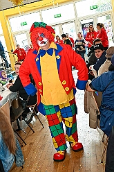 01 Kinders SonnigSued 2026- 02-08 04  Sonntags Tour, 8. Februar - An diesem Sonntagmittag in Gesamtschule Mitte an der Falkstraße starteten wir bei der Kindersitzung des Sonnigen Südens mit Clown „Olli“. Auch dabei Sascha der Zauberer.  Danach dann KIK, Kind im Krankenhaus, mit der Schottenzunft . Wir durften die Kinder ZNA , die Kinderintensiv und zwei weitere Kinderstationen besuchen haben dabei Süßigkeiten und Pins verteilt . Auch durften wir Phillip den jüngsten Ordensträger begrüßen, geboren am 6.2.2026. Zum Schluss war dann noch der Kinderkarneval der Roten Funken im „Haus Kontakt“. : DVPJ, Toni I, Kinderprinz Juls I., Juls I., Prinzessin, Aileen I., Prinzessin Aileen I., HDK, Duisburg, Karneval, Helau, Tollität, Event, Session 2025, Session 2026, Hauptausschuss, Gemeinschaft, Hauptausschuss Karneval Duisburg, Duisburg ist echt