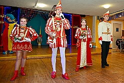 01 Kinders SonnigSued 2026- 02-08 10  Sonntags Tour, 8. Februar - An diesem Sonntagmittag in Gesamtschule Mitte an der Falkstraße starteten wir bei der Kindersitzung des Sonnigen Südens mit Clown „Olli“. Auch dabei Sascha der Zauberer.  Danach dann KIK, Kind im Krankenhaus, mit der Schottenzunft . Wir durften die Kinder ZNA , die Kinderintensiv und zwei weitere Kinderstationen besuchen haben dabei Süßigkeiten und Pins verteilt . Auch durften wir Phillip den jüngsten Ordensträger begrüßen, geboren am 6.2.2026. Zum Schluss war dann noch der Kinderkarneval der Roten Funken im „Haus Kontakt“. : DVPJ, Toni I, Kinderprinz Juls I., Juls I., Prinzessin, Aileen I., Prinzessin Aileen I., HDK, Duisburg, Karneval, Helau, Tollität, Event, Session 2025, Session 2026, Hauptausschuss, Gemeinschaft, Hauptausschuss Karneval Duisburg, Duisburg ist echt