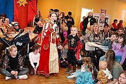 01 Kinders SonnigSued 2026- 02-08 24  Sonntags Tour, 8. Februar - An diesem Sonntagmittag in Gesamtschule Mitte an der Falkstraße starteten wir bei der Kindersitzung des Sonnigen Südens mit Clown „Olli“. Auch dabei Sascha der Zauberer.  Danach dann KIK, Kind im Krankenhaus, mit der Schottenzunft . Wir durften die Kinder ZNA , die Kinderintensiv und zwei weitere Kinderstationen besuchen haben dabei Süßigkeiten und Pins verteilt . Auch durften wir Phillip den jüngsten Ordensträger begrüßen, geboren am 6.2.2026. Zum Schluss war dann noch der Kinderkarneval der Roten Funken im „Haus Kontakt“. : DVPJ, Toni I, Kinderprinz Juls I., Juls I., Prinzessin, Aileen I., Prinzessin Aileen I., HDK, Duisburg, Karneval, Helau, Tollität, Event, Session 2025, Session 2026, Hauptausschuss, Gemeinschaft, Hauptausschuss Karneval Duisburg, Duisburg ist echt