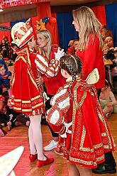 01 Kinders SonnigSued 2026- 02-08 26  Sonntags Tour, 8. Februar - An diesem Sonntagmittag in Gesamtschule Mitte an der Falkstraße starteten wir bei der Kindersitzung des Sonnigen Südens mit Clown „Olli“. Auch dabei Sascha der Zauberer.  Danach dann KIK, Kind im Krankenhaus, mit der Schottenzunft . Wir durften die Kinder ZNA , die Kinderintensiv und zwei weitere Kinderstationen besuchen haben dabei Süßigkeiten und Pins verteilt . Auch durften wir Phillip den jüngsten Ordensträger begrüßen, geboren am 6.2.2026. Zum Schluss war dann noch der Kinderkarneval der Roten Funken im „Haus Kontakt“. : DVPJ, Toni I, Kinderprinz Juls I., Juls I., Prinzessin, Aileen I., Prinzessin Aileen I., HDK, Duisburg, Karneval, Helau, Tollität, Event, Session 2025, Session 2026, Hauptausschuss, Gemeinschaft, Hauptausschuss Karneval Duisburg, Duisburg ist echt