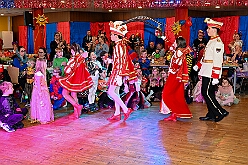 01 Kinders SonnigSued 2026- 02-08 28  Sonntags Tour, 8. Februar - An diesem Sonntagmittag in Gesamtschule Mitte an der Falkstraße starteten wir bei der Kindersitzung des Sonnigen Südens mit Clown „Olli“. Auch dabei Sascha der Zauberer.  Danach dann KIK, Kind im Krankenhaus, mit der Schottenzunft . Wir durften die Kinder ZNA , die Kinderintensiv und zwei weitere Kinderstationen besuchen haben dabei Süßigkeiten und Pins verteilt . Auch durften wir Phillip den jüngsten Ordensträger begrüßen, geboren am 6.2.2026. Zum Schluss war dann noch der Kinderkarneval der Roten Funken im „Haus Kontakt“. : DVPJ, Toni I, Kinderprinz Juls I., Juls I., Prinzessin, Aileen I., Prinzessin Aileen I., HDK, Duisburg, Karneval, Helau, Tollität, Event, Session 2025, Session 2026, Hauptausschuss, Gemeinschaft, Hauptausschuss Karneval Duisburg, Duisburg ist echt