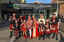 02 KiK Schottenz 2026- 02-08 01  Sonntags Tour, 8. Februar - An diesem Sonntagmittag in Gesamtschule Mitte an der Falkstraße starteten wir bei der Kindersitzung des Sonnigen Südens mit Clown „Olli“. Auch dabei Sascha der Zauberer.  Danach dann KIK, Kind im Krankenhaus, mit der Schottenzunft . Wir durften die Kinder ZNA , die Kinderintensiv und zwei weitere Kinderstationen besuchen haben dabei Süßigkeiten und Pins verteilt . Auch durften wir Phillip den jüngsten Ordensträger begrüßen, geboren am 6.2.2026. Zum Schluss war dann noch der Kinderkarneval der Roten Funken im „Haus Kontakt“.