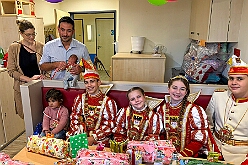 02 KiK Schottenz 2026- 02-08 02  Sonntags Tour, 8. Februar - An diesem Sonntagmittag in Gesamtschule Mitte an der Falkstraße starteten wir bei der Kindersitzung des Sonnigen Südens mit Clown „Olli“. Auch dabei Sascha der Zauberer.  Danach dann KIK, Kind im Krankenhaus, mit der Schottenzunft . Wir durften die Kinder ZNA , die Kinderintensiv und zwei weitere Kinderstationen besuchen haben dabei Süßigkeiten und Pins verteilt . Auch durften wir Phillip den jüngsten Ordensträger begrüßen, geboren am 6.2.2026. Zum Schluss war dann noch der Kinderkarneval der Roten Funken im „Haus Kontakt“.