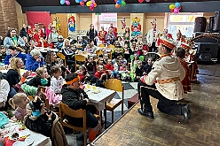 03 Kinders RoteFunken 2026- 02-08 04  Sonntags Tour, 8. Februar - An diesem Sonntagmittag in Gesamtschule Mitte an der Falkstraße starteten wir bei der Kindersitzung des Sonnigen Südens mit Clown „Olli“. Auch dabei Sascha der Zauberer.  Danach dann KIK, Kind im Krankenhaus, mit der Schottenzunft . Wir durften die Kinder ZNA , die Kinderintensiv und zwei weitere Kinderstationen besuchen haben dabei Süßigkeiten und Pins verteilt . Auch durften wir Phillip den jüngsten Ordensträger begrüßen, geboren am 6.2.2026. Zum Schluss war dann noch der Kinderkarneval der Roten Funken im „Haus Kontakt“.