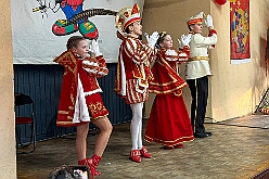 03 Kinders RoteFunken 2026- 02-08 06  Sonntags Tour, 8. Februar - An diesem Sonntagmittag in Gesamtschule Mitte an der Falkstraße starteten wir bei der Kindersitzung des Sonnigen Südens mit Clown „Olli“. Auch dabei Sascha der Zauberer.  Danach dann KIK, Kind im Krankenhaus, mit der Schottenzunft . Wir durften die Kinder ZNA , die Kinderintensiv und zwei weitere Kinderstationen besuchen haben dabei Süßigkeiten und Pins verteilt . Auch durften wir Phillip den jüngsten Ordensträger begrüßen, geboren am 6.2.2026. Zum Schluss war dann noch der Kinderkarneval der Roten Funken im „Haus Kontakt“.