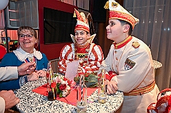 Prinzenem Intercity 2026- 02-10 04  Mal nicht wie immer - Eigentlich ist es Tradition der Roten Funken zu ihrem Prinzenempfang am Mittwoch vor Altweiber zu bitten. Dieses Jahr wurden im IntercityHotel die Tollitätten unvermeidbar einen Tag vorher : DVPJ, Toni I, Kinderprinz Juls I., Juls I., Prinzessin, Aileen I., Prinzessin Aileen I., HDK, Duisburg, Karneval, Helau, Tollität, Event, Session 2025, Session 2026, Hauptausschuss, Gemeinschaft, Hauptausschuss Karneval Duisburg, Duisburg ist echt