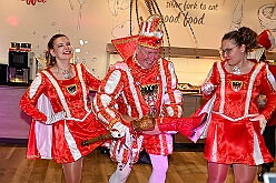 Prinzenem Intercity 2026- 02-10 43  Mal nicht wie immer - Eigentlich ist es Tradition der Roten Funken zu ihrem Prinzenempfang am Mittwoch vor Altweiber zu bitten. Dieses Jahr wurden im IntercityHotel die Tollitätten unvermeidbar einen Tag vorher : DVPJ, Toni I, Kinderprinz Juls I., Juls I., Prinzessin, Aileen I., Prinzessin Aileen I., HDK, Duisburg, Karneval, Helau, Tollität, Event, Session 2025, Session 2026, Hauptausschuss, Gemeinschaft, Hauptausschuss Karneval Duisburg, Duisburg ist echt