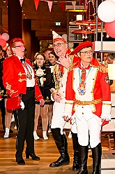 Prinzenem Intercity 2026- 02-10 44  Mal nicht wie immer - Eigentlich ist es Tradition der Roten Funken zu ihrem Prinzenempfang am Mittwoch vor Altweiber zu bitten. Dieses Jahr wurden im IntercityHotel die Tollitätten unvermeidbar einen Tag vorher : DVPJ, Toni I, Kinderprinz Juls I., Juls I., Prinzessin, Aileen I., Prinzessin Aileen I., HDK, Duisburg, Karneval, Helau, Tollität, Event, Session 2025, Session 2026, Hauptausschuss, Gemeinschaft, Hauptausschuss Karneval Duisburg, Duisburg ist echt