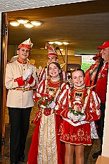 02 EmpfangRathaus 2026- 02-11 14  Mittwochs Tour, 11. Februar - Um 10 Uhr ging es an diesem Tag auf Karnevalsfeier der GGS Tonstraße für uns los. Danach waren dann 2 Termine mit Prinz Toni zusammen, einmal der Rathausempfang in Rheinhausen und das Wiegen bei der DEKRA. Am Nachmittag standen 3 Seniorenkarnevaslfeiern an, bei Casa Mia in Röttgersbach und den Hewag-Zentren Hufstraße und Brauerstraße. Nach dem Kurzbesuch bei den Lebensräumen Duisburg ging es in den Steinhof zum Abend für den Bürger des Jahres. : DVPJ, Toni I, Kinderprinz Juls I., Juls I., Prinzessin, Aileen I., Prinzessin Aileen I., HDK, Duisburg, Karneval, Helau, Tollität, Event, Session 2025, Session 2026, Hauptausschuss, Gemeinschaft, Hauptausschuss Karneval Duisburg, Duisburg ist echt