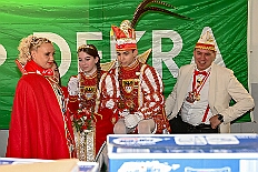 03 DEKRA PrWiegen 2026- 02-11 13  Mittwochs Tour, 11. Februar - Um 10 Uhr ging es an diesem Tag auf Karnevalsfeier der GGS Tonstraße für uns los. Danach waren dann 2 Termine mit Prinz Toni zusammen, einmal der Rathausempfang in Rheinhausen und das Wiegen bei der DEKRA. Am Nachmittag standen 3 Seniorenkarnevaslfeiern an, bei Casa Mia in Röttgersbach und den Hewag-Zentren Hufstraße und Brauerstraße. Nach dem Kurzbesuch bei den Lebensräumen Duisburg ging es in den Steinhof zum Abend für den Bürger des Jahres. : DVPJ, Toni I, Kinderprinz Juls I., Juls I., Prinzessin, Aileen I., Prinzessin Aileen I., HDK, Duisburg, Karneval, Helau, Tollität, Event, Session 2025, Session 2026, Hauptausschuss, Gemeinschaft, Hauptausschuss Karneval Duisburg, Duisburg ist echt