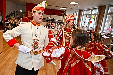 04 CasaMia Seniorkar 2026- 02-11 05  Mittwochs Tour, 11. Februar - Um 10 Uhr ging es an diesem Tag auf Karnevalsfeier der GGS Tonstraße für uns los. Danach waren dann 2 Termine mit Prinz Toni zusammen, einmal der Rathausempfang in Rheinhausen und das Wiegen bei der DEKRA. Am Nachmittag standen 3 Seniorenkarnevaslfeiern an, bei Casa Mia in Röttgersbach und den Hewag-Zentren Hufstraße und Brauerstraße. Nach dem Kurzbesuch bei den Lebensräumen Duisburg ging es in den Steinhof zum Abend für den Bürger des Jahres. : DVPJ, Toni I, Kinderprinz Juls I., Juls I., Prinzessin, Aileen I., Prinzessin Aileen I., HDK, Duisburg, Karneval, Helau, Tollität, Event, Session 2025, Session 2026, Hauptausschuss, Gemeinschaft, Hauptausschuss Karneval Duisburg, Duisburg ist echt