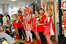 05 SeniKarn HEWAH Hufstrasse 2026- 02-11 02  Mittwochs Tour, 11. Februar - Um 10 Uhr ging es an diesem Tag auf Karnevalsfeier der GGS Tonstraße für uns los. Danach waren dann 2 Termine mit Prinz Toni zusammen, einmal der Rathausempfang in Rheinhausen und das Wiegen bei der DEKRA. Am Nachmittag standen 3 Seniorenkarnevaslfeiern an, bei Casa Mia in Röttgersbach und den Hewag-Zentren Hufstraße und Brauerstraße. Nach dem Kurzbesuch bei den Lebensräumen Duisburg ging es in den Steinhof zum Abend für den Bürger des Jahres. : DVPJ, Toni I, Kinderprinz Juls I., Juls I., Prinzessin, Aileen I., Prinzessin Aileen I., HDK, Duisburg, Karneval, Helau, Tollität, Event, Session 2025, Session 2026, Hauptausschuss, Gemeinschaft, Hauptausschuss Karneval Duisburg, Duisburg ist echt