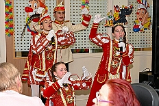 05 SeniKarn HEWAH Hufstrasse 2026- 02-11 03  Mittwochs Tour, 11. Februar - Um 10 Uhr ging es an diesem Tag auf Karnevalsfeier der GGS Tonstraße für uns los. Danach waren dann 2 Termine mit Prinz Toni zusammen, einmal der Rathausempfang in Rheinhausen und das Wiegen bei der DEKRA. Am Nachmittag standen 3 Seniorenkarnevaslfeiern an, bei Casa Mia in Röttgersbach und den Hewag-Zentren Hufstraße und Brauerstraße. Nach dem Kurzbesuch bei den Lebensräumen Duisburg ging es in den Steinhof zum Abend für den Bürger des Jahres. : DVPJ, Toni I, Kinderprinz Juls I., Juls I., Prinzessin, Aileen I., Prinzessin Aileen I., HDK, Duisburg, Karneval, Helau, Tollität, Event, Session 2025, Session 2026, Hauptausschuss, Gemeinschaft, Hauptausschuss Karneval Duisburg, Duisburg ist echt