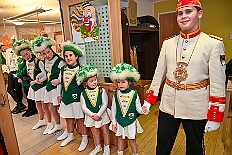 05 SeniKarn HEWAH Hufstrasse 2026- 02-11 06  Mittwochs Tour, 11. Februar - Um 10 Uhr ging es an diesem Tag auf Karnevalsfeier der GGS Tonstraße für uns los. Danach waren dann 2 Termine mit Prinz Toni zusammen, einmal der Rathausempfang in Rheinhausen und das Wiegen bei der DEKRA. Am Nachmittag standen 3 Seniorenkarnevaslfeiern an, bei Casa Mia in Röttgersbach und den Hewag-Zentren Hufstraße und Brauerstraße. Nach dem Kurzbesuch bei den Lebensräumen Duisburg ging es in den Steinhof zum Abend für den Bürger des Jahres. : DVPJ, Toni I, Kinderprinz Juls I., Juls I., Prinzessin, Aileen I., Prinzessin Aileen I., HDK, Duisburg, Karneval, Helau, Tollität, Event, Session 2025, Session 2026, Hauptausschuss, Gemeinschaft, Hauptausschuss Karneval Duisburg, Duisburg ist echt