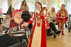 05 SeniKarn HEWAH Hufstrasse 2026- 02-11 08  Mittwochs Tour, 11. Februar - Um 10 Uhr ging es an diesem Tag auf Karnevalsfeier der GGS Tonstraße für uns los. Danach waren dann 2 Termine mit Prinz Toni zusammen, einmal der Rathausempfang in Rheinhausen und das Wiegen bei der DEKRA. Am Nachmittag standen 3 Seniorenkarnevaslfeiern an, bei Casa Mia in Röttgersbach und den Hewag-Zentren Hufstraße und Brauerstraße. Nach dem Kurzbesuch bei den Lebensräumen Duisburg ging es in den Steinhof zum Abend für den Bürger des Jahres. : DVPJ, Toni I, Kinderprinz Juls I., Juls I., Prinzessin, Aileen I., Prinzessin Aileen I., HDK, Duisburg, Karneval, Helau, Tollität, Event, Session 2025, Session 2026, Hauptausschuss, Gemeinschaft, Hauptausschuss Karneval Duisburg, Duisburg ist echt