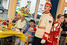 06 SeniKarn HEWAH Brauerstrasse 2026- 02-11 04  Mittwochs Tour, 11. Februar - Um 10 Uhr ging es an diesem Tag auf Karnevalsfeier der GGS Tonstraße für uns los. Danach waren dann 2 Termine mit Prinz Toni zusammen, einmal der Rathausempfang in Rheinhausen und das Wiegen bei der DEKRA. Am Nachmittag standen 3 Seniorenkarnevaslfeiern an, bei Casa Mia in Röttgersbach und den Hewag-Zentren Hufstraße und Brauerstraße. Nach dem Kurzbesuch bei den Lebensräumen Duisburg ging es in den Steinhof zum Abend für den Bürger des Jahres. : DVPJ, Toni I, Kinderprinz Juls I., Juls I., Prinzessin, Aileen I., Prinzessin Aileen I., HDK, Duisburg, Karneval, Helau, Tollität, Event, Session 2025, Session 2026, Hauptausschuss, Gemeinschaft, Hauptausschuss Karneval Duisburg, Duisburg ist echt