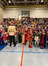 01 GGS Habischtstr 2026- 02-12 02  Weiberfastnachts Tour, 11. Februar - Schon um 9 Uhr begann dieser ereignisreicher Tag für uns mit der Karnevalsfeier in der GGS Habichtstraße. Im HDK Festzelt wurden wir danach fanatisch gefeiert. Weiter ging es dann zu Hargreaves und ins LANUV zur der Firmenfeiern. Zwischendurch seine Seniorenfeier der AWO Karl-Jarres-Straße. Im Ratskeller feiern die Nordvereine Altweiber. In Folge fahren wir nach Laar, einmal zum Familienkarneval der KG Rot-Gold und die KFD feier im St. Ewald. Der vorletzte Auftritt dann die Altweibersitzung bei der Ehrengarde bevor es zum erneuten Heimspiel  zur Altweiber-Party in den Heimathafen geht.