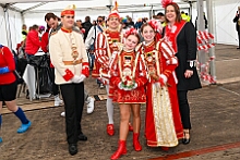 02 HDK Festzelt 2026- 02-12 01  Weiberfastnachts Tour, 11. Februar - Schon um 9 Uhr begann dieser ereignisreicher Tag für uns mit der Karnevalsfeier in der GGS Habichtstraße. Im HDK Festzelt wurden wir danach fanatisch gefeiert. Weiter ging es dann zu Hargreaves und ins LANUV zur der Firmenfeiern. Zwischendurch seine Seniorenfeier der AWO Karl-Jarres-Straße. Im Ratskeller feiern die Nordvereine Altweiber. In Folge fahren wir nach Laar, einmal zum Familienkarneval der KG Rot-Gold und die KFD feier im St. Ewald. Der vorletzte Auftritt dann die Altweibersitzung bei der Ehrengarde bevor es zum erneuten Heimspiel  zur Altweiber-Party in den Heimathafen geht. : DVPJ, Toni I, Kinderprinz Juls I., Juls I., Prinzessin, Aileen I., Prinzessin Aileen I., HDK, Duisburg, Karneval, Helau, Tollität, Event, Session 2025, Session 2026, Hauptausschuss, Gemeinschaft, Hauptausschuss Karneval Duisburg, Duisburg ist echt