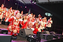 02 HDK Festzelt 2026- 02-12 10  Weiberfastnachts Tour, 11. Februar - Schon um 9 Uhr begann dieser ereignisreicher Tag für uns mit der Karnevalsfeier in der GGS Habichtstraße. Im HDK Festzelt wurden wir danach fanatisch gefeiert. Weiter ging es dann zu Hargreaves und ins LANUV zur der Firmenfeiern. Zwischendurch seine Seniorenfeier der AWO Karl-Jarres-Straße. Im Ratskeller feiern die Nordvereine Altweiber. In Folge fahren wir nach Laar, einmal zum Familienkarneval der KG Rot-Gold und die KFD feier im St. Ewald. Der vorletzte Auftritt dann die Altweibersitzung bei der Ehrengarde bevor es zum erneuten Heimspiel  zur Altweiber-Party in den Heimathafen geht. : DVPJ, Toni I, Kinderprinz Juls I., Juls I., Prinzessin, Aileen I., Prinzessin Aileen I., HDK, Duisburg, Karneval, Helau, Tollität, Event, Session 2025, Session 2026, Hauptausschuss, Gemeinschaft, Hauptausschuss Karneval Duisburg, Duisburg ist echt