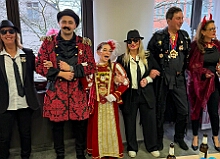 03 Firmenk Hargreaves 2026- 02-12 05  Weiberfastnachts Tour, 11. Februar - Schon um 9 Uhr begann dieser ereignisreicher Tag für uns mit der Karnevalsfeier in der GGS Habichtstraße. Im HDK Festzelt wurden wir danach fanatisch gefeiert. Weiter ging es dann zu Hargreaves und ins LANUV zur der Firmenfeiern. Zwischendurch seine Seniorenfeier der AWO Karl-Jarres-Straße. Im Ratskeller feiern die Nordvereine Altweiber. In Folge fahren wir nach Laar, einmal zum Familienkarneval der KG Rot-Gold und die KFD feier im St. Ewald. Der vorletzte Auftritt dann die Altweibersitzung bei der Ehrengarde bevor es zum erneuten Heimspiel  zur Altweiber-Party in den Heimathafen geht.