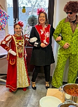 03 Firmenk Hargreaves 2026- 02-12 08  Weiberfastnachts Tour, 11. Februar - Schon um 9 Uhr begann dieser ereignisreicher Tag für uns mit der Karnevalsfeier in der GGS Habichtstraße. Im HDK Festzelt wurden wir danach fanatisch gefeiert. Weiter ging es dann zu Hargreaves und ins LANUV zur der Firmenfeiern. Zwischendurch seine Seniorenfeier der AWO Karl-Jarres-Straße. Im Ratskeller feiern die Nordvereine Altweiber. In Folge fahren wir nach Laar, einmal zum Familienkarneval der KG Rot-Gold und die KFD feier im St. Ewald. Der vorletzte Auftritt dann die Altweibersitzung bei der Ehrengarde bevor es zum erneuten Heimspiel  zur Altweiber-Party in den Heimathafen geht.