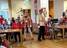 05 Seniorenkar AWO 2026- 02-12 08  Weiberfastnachts Tour, 11. Februar - Schon um 9 Uhr begann dieser ereignisreicher Tag für uns mit der Karnevalsfeier in der GGS Habichtstraße. Im HDK Festzelt wurden wir danach fanatisch gefeiert. Weiter ging es dann zu Hargreaves und ins LANUV zur der Firmenfeiern. Zwischendurch seine Seniorenfeier der AWO Karl-Jarres-Straße. Im Ratskeller feiern die Nordvereine Altweiber. In Folge fahren wir nach Laar, einmal zum Familienkarneval der KG Rot-Gold und die KFD feier im St. Ewald. Der vorletzte Auftritt dann die Altweibersitzung bei der Ehrengarde bevor es zum erneuten Heimspiel  zur Altweiber-Party in den Heimathafen geht.