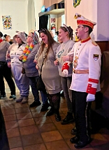 06 Altew Nordvereine 2026- 02-12 04  Weiberfastnachts Tour, 11. Februar - Schon um 9 Uhr begann dieser ereignisreicher Tag für uns mit der Karnevalsfeier in der GGS Habichtstraße. Im HDK Festzelt wurden wir danach fanatisch gefeiert. Weiter ging es dann zu Hargreaves und ins LANUV zur der Firmenfeiern. Zwischendurch seine Seniorenfeier der AWO Karl-Jarres-Straße. Im Ratskeller feiern die Nordvereine Altweiber. In Folge fahren wir nach Laar, einmal zum Familienkarneval der KG Rot-Gold und die KFD feier im St. Ewald. Der vorletzte Auftritt dann die Altweibersitzung bei der Ehrengarde bevor es zum erneuten Heimspiel  zur Altweiber-Party in den Heimathafen geht.