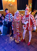 06 Altew Nordvereine 2026- 02-12 06  Weiberfastnachts Tour, 11. Februar - Schon um 9 Uhr begann dieser ereignisreicher Tag für uns mit der Karnevalsfeier in der GGS Habichtstraße. Im HDK Festzelt wurden wir danach fanatisch gefeiert. Weiter ging es dann zu Hargreaves und ins LANUV zur der Firmenfeiern. Zwischendurch seine Seniorenfeier der AWO Karl-Jarres-Straße. Im Ratskeller feiern die Nordvereine Altweiber. In Folge fahren wir nach Laar, einmal zum Familienkarneval der KG Rot-Gold und die KFD feier im St. Ewald. Der vorletzte Auftritt dann die Altweibersitzung bei der Ehrengarde bevor es zum erneuten Heimspiel  zur Altweiber-Party in den Heimathafen geht.