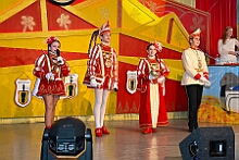 07 Familienk RG Laar 2026- 02-12 03  Weiberfastnachts Tour, 11. Februar - Schon um 9 Uhr begann dieser ereignisreicher Tag für uns mit der Karnevalsfeier in der GGS Habichtstraße. Im HDK Festzelt wurden wir danach fanatisch gefeiert. Weiter ging es dann zu Hargreaves und ins LANUV zur der Firmenfeiern. Zwischendurch seine Seniorenfeier der AWO Karl-Jarres-Straße. Im Ratskeller feiern die Nordvereine Altweiber. In Folge fahren wir nach Laar, einmal zum Familienkarneval der KG Rot-Gold und die KFD feier im St. Ewald. Der vorletzte Auftritt dann die Altweibersitzung bei der Ehrengarde bevor es zum erneuten Heimspiel  zur Altweiber-Party in den Heimathafen geht. : DVPJ, Toni I, Kinderprinz Juls I., Juls I., Prinzessin, Aileen I., Prinzessin Aileen I., HDK, Duisburg, Karneval, Helau, Tollität, Event, Session 2025, Session 2026, Hauptausschuss, Gemeinschaft, Hauptausschuss Karneval Duisburg, Duisburg ist echt