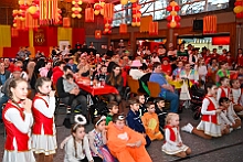 07 Familienk RG Laar 2026- 02-12 04  Weiberfastnachts Tour, 11. Februar - Schon um 9 Uhr begann dieser ereignisreicher Tag für uns mit der Karnevalsfeier in der GGS Habichtstraße. Im HDK Festzelt wurden wir danach fanatisch gefeiert. Weiter ging es dann zu Hargreaves und ins LANUV zur der Firmenfeiern. Zwischendurch seine Seniorenfeier der AWO Karl-Jarres-Straße. Im Ratskeller feiern die Nordvereine Altweiber. In Folge fahren wir nach Laar, einmal zum Familienkarneval der KG Rot-Gold und die KFD feier im St. Ewald. Der vorletzte Auftritt dann die Altweibersitzung bei der Ehrengarde bevor es zum erneuten Heimspiel  zur Altweiber-Party in den Heimathafen geht. : DVPJ, Toni I, Kinderprinz Juls I., Juls I., Prinzessin, Aileen I., Prinzessin Aileen I., HDK, Duisburg, Karneval, Helau, Tollität, Event, Session 2025, Session 2026, Hauptausschuss, Gemeinschaft, Hauptausschuss Karneval Duisburg, Duisburg ist echt