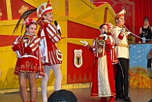 07 Familienk RG Laar 2026- 02-12 08  Weiberfastnachts Tour, 11. Februar - Schon um 9 Uhr begann dieser ereignisreicher Tag für uns mit der Karnevalsfeier in der GGS Habichtstraße. Im HDK Festzelt wurden wir danach fanatisch gefeiert. Weiter ging es dann zu Hargreaves und ins LANUV zur der Firmenfeiern. Zwischendurch seine Seniorenfeier der AWO Karl-Jarres-Straße. Im Ratskeller feiern die Nordvereine Altweiber. In Folge fahren wir nach Laar, einmal zum Familienkarneval der KG Rot-Gold und die KFD feier im St. Ewald. Der vorletzte Auftritt dann die Altweibersitzung bei der Ehrengarde bevor es zum erneuten Heimspiel  zur Altweiber-Party in den Heimathafen geht. : DVPJ, Toni I, Kinderprinz Juls I., Juls I., Prinzessin, Aileen I., Prinzessin Aileen I., HDK, Duisburg, Karneval, Helau, Tollität, Event, Session 2025, Session 2026, Hauptausschuss, Gemeinschaft, Hauptausschuss Karneval Duisburg, Duisburg ist echt