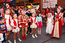 07 Familienk RG Laar 2026- 02-12 11  Weiberfastnachts Tour, 11. Februar - Schon um 9 Uhr begann dieser ereignisreicher Tag für uns mit der Karnevalsfeier in der GGS Habichtstraße. Im HDK Festzelt wurden wir danach fanatisch gefeiert. Weiter ging es dann zu Hargreaves und ins LANUV zur der Firmenfeiern. Zwischendurch seine Seniorenfeier der AWO Karl-Jarres-Straße. Im Ratskeller feiern die Nordvereine Altweiber. In Folge fahren wir nach Laar, einmal zum Familienkarneval der KG Rot-Gold und die KFD feier im St. Ewald. Der vorletzte Auftritt dann die Altweibersitzung bei der Ehrengarde bevor es zum erneuten Heimspiel  zur Altweiber-Party in den Heimathafen geht. : DVPJ, Toni I, Kinderprinz Juls I., Juls I., Prinzessin, Aileen I., Prinzessin Aileen I., HDK, Duisburg, Karneval, Helau, Tollität, Event, Session 2025, Session 2026, Hauptausschuss, Gemeinschaft, Hauptausschuss Karneval Duisburg, Duisburg ist echt
