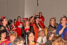 09 AltweibEhrengarde 2026- 02-12 10  Weiberfastnachts Tour, 11. Februar - Schon um 9 Uhr begann dieser ereignisreicher Tag für uns mit der Karnevalsfeier in der GGS Habichtstraße. Im HDK Festzelt wurden wir danach fanatisch gefeiert. Weiter ging es dann zu Hargreaves und ins LANUV zur der Firmenfeiern. Zwischendurch seine Seniorenfeier der AWO Karl-Jarres-Straße. Im Ratskeller feiern die Nordvereine Altweiber. In Folge fahren wir nach Laar, einmal zum Familienkarneval der KG Rot-Gold und die KFD feier im St. Ewald. Der vorletzte Auftritt dann die Altweibersitzung bei der Ehrengarde bevor es zum erneuten Heimspiel  zur Altweiber-Party in den Heimathafen geht. : DVPJ, Toni I, Kinderprinz Juls I., Juls I., Prinzessin, Aileen I., Prinzessin Aileen I., HDK, Duisburg, Karneval, Helau, Tollität, Event, Session 2025, Session 2026, Hauptausschuss, Gemeinschaft, Hauptausschuss Karneval Duisburg, Duisburg ist echt