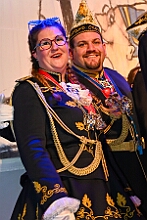 10 Altweib AMaB 2026- 02-12 02  Weiberfastnachts Tour, 11. Februar - Schon um 9 Uhr begann dieser ereignisreicher Tag für uns mit der Karnevalsfeier in der GGS Habichtstraße. Im HDK Festzelt wurden wir danach fanatisch gefeiert. Weiter ging es dann zu Hargreaves und ins LANUV zur der Firmenfeiern. Zwischendurch seine Seniorenfeier der AWO Karl-Jarres-Straße. Im Ratskeller feiern die Nordvereine Altweiber. In Folge fahren wir nach Laar, einmal zum Familienkarneval der KG Rot-Gold und die KFD feier im St. Ewald. Der vorletzte Auftritt dann die Altweibersitzung bei der Ehrengarde bevor es zum erneuten Heimspiel  zur Altweiber-Party in den Heimathafen geht. : DVPJ, Toni I, Kinderprinz Juls I., Juls I., Prinzessin, Aileen I., Prinzessin Aileen I., HDK, Duisburg, Karneval, Helau, Tollität, Event, Session 2025, Session 2026, Hauptausschuss, Gemeinschaft, Hauptausschuss Karneval Duisburg, Duisburg ist echt