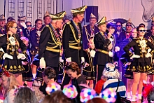 10 Altweib AMaB 2026- 02-12 04  Weiberfastnachts Tour, 11. Februar - Schon um 9 Uhr begann dieser ereignisreicher Tag für uns mit der Karnevalsfeier in der GGS Habichtstraße. Im HDK Festzelt wurden wir danach fanatisch gefeiert. Weiter ging es dann zu Hargreaves und ins LANUV zur der Firmenfeiern. Zwischendurch seine Seniorenfeier der AWO Karl-Jarres-Straße. Im Ratskeller feiern die Nordvereine Altweiber. In Folge fahren wir nach Laar, einmal zum Familienkarneval der KG Rot-Gold und die KFD feier im St. Ewald. Der vorletzte Auftritt dann die Altweibersitzung bei der Ehrengarde bevor es zum erneuten Heimspiel  zur Altweiber-Party in den Heimathafen geht. : DVPJ, Toni I, Kinderprinz Juls I., Juls I., Prinzessin, Aileen I., Prinzessin Aileen I., HDK, Duisburg, Karneval, Helau, Tollität, Event, Session 2025, Session 2026, Hauptausschuss, Gemeinschaft, Hauptausschuss Karneval Duisburg, Duisburg ist echt