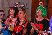 10 Altweib AMaB 2026- 02-12 14  Weiberfastnachts Tour, 11. Februar - Schon um 9 Uhr begann dieser ereignisreicher Tag für uns mit der Karnevalsfeier in der GGS Habichtstraße. Im HDK Festzelt wurden wir danach fanatisch gefeiert. Weiter ging es dann zu Hargreaves und ins LANUV zur der Firmenfeiern. Zwischendurch seine Seniorenfeier der AWO Karl-Jarres-Straße. Im Ratskeller feiern die Nordvereine Altweiber. In Folge fahren wir nach Laar, einmal zum Familienkarneval der KG Rot-Gold und die KFD feier im St. Ewald. Der vorletzte Auftritt dann die Altweibersitzung bei der Ehrengarde bevor es zum erneuten Heimspiel  zur Altweiber-Party in den Heimathafen geht. : DVPJ, Toni I, Kinderprinz Juls I., Juls I., Prinzessin, Aileen I., Prinzessin Aileen I., HDK, Duisburg, Karneval, Helau, Tollität, Event, Session 2025, Session 2026, Hauptausschuss, Gemeinschaft, Hauptausschuss Karneval Duisburg, Duisburg ist echt