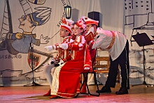 10 Altweib AMaB 2026- 02-12 15  Weiberfastnachts Tour, 11. Februar - Schon um 9 Uhr begann dieser ereignisreicher Tag für uns mit der Karnevalsfeier in der GGS Habichtstraße. Im HDK Festzelt wurden wir danach fanatisch gefeiert. Weiter ging es dann zu Hargreaves und ins LANUV zur der Firmenfeiern. Zwischendurch seine Seniorenfeier der AWO Karl-Jarres-Straße. Im Ratskeller feiern die Nordvereine Altweiber. In Folge fahren wir nach Laar, einmal zum Familienkarneval der KG Rot-Gold und die KFD feier im St. Ewald. Der vorletzte Auftritt dann die Altweibersitzung bei der Ehrengarde bevor es zum erneuten Heimspiel  zur Altweiber-Party in den Heimathafen geht. : DVPJ, Toni I, Kinderprinz Juls I., Juls I., Prinzessin, Aileen I., Prinzessin Aileen I., HDK, Duisburg, Karneval, Helau, Tollität, Event, Session 2025, Session 2026, Hauptausschuss, Gemeinschaft, Hauptausschuss Karneval Duisburg, Duisburg ist echt