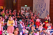 10 Altweib AMaB 2026- 02-12 16  Weiberfastnachts Tour, 11. Februar - Schon um 9 Uhr begann dieser ereignisreicher Tag für uns mit der Karnevalsfeier in der GGS Habichtstraße. Im HDK Festzelt wurden wir danach fanatisch gefeiert. Weiter ging es dann zu Hargreaves und ins LANUV zur der Firmenfeiern. Zwischendurch seine Seniorenfeier der AWO Karl-Jarres-Straße. Im Ratskeller feiern die Nordvereine Altweiber. In Folge fahren wir nach Laar, einmal zum Familienkarneval der KG Rot-Gold und die KFD feier im St. Ewald. Der vorletzte Auftritt dann die Altweibersitzung bei der Ehrengarde bevor es zum erneuten Heimspiel  zur Altweiber-Party in den Heimathafen geht. : DVPJ, Toni I, Kinderprinz Juls I., Juls I., Prinzessin, Aileen I., Prinzessin Aileen I., HDK, Duisburg, Karneval, Helau, Tollität, Event, Session 2025, Session 2026, Hauptausschuss, Gemeinschaft, Hauptausschuss Karneval Duisburg, Duisburg ist echt