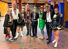 10 Altweib AMaB 2026- 02-12 18  Weiberfastnachts Tour, 11. Februar - Schon um 9 Uhr begann dieser ereignisreicher Tag für uns mit der Karnevalsfeier in der GGS Habichtstraße. Im HDK Festzelt wurden wir danach fanatisch gefeiert. Weiter ging es dann zu Hargreaves und ins LANUV zur der Firmenfeiern. Zwischendurch seine Seniorenfeier der AWO Karl-Jarres-Straße. Im Ratskeller feiern die Nordvereine Altweiber. In Folge fahren wir nach Laar, einmal zum Familienkarneval der KG Rot-Gold und die KFD feier im St. Ewald. Der vorletzte Auftritt dann die Altweibersitzung bei der Ehrengarde bevor es zum erneuten Heimspiel  zur Altweiber-Party in den Heimathafen geht.